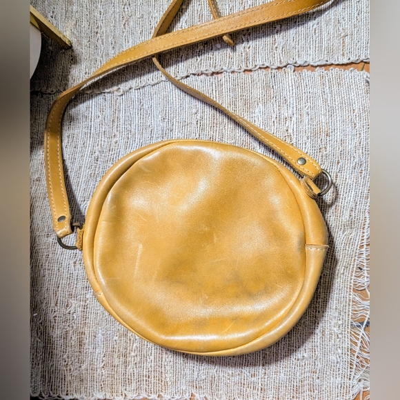 Portland Leather • Large Circle crossbody in Sunflower 🌻 - Picture 5 of 7